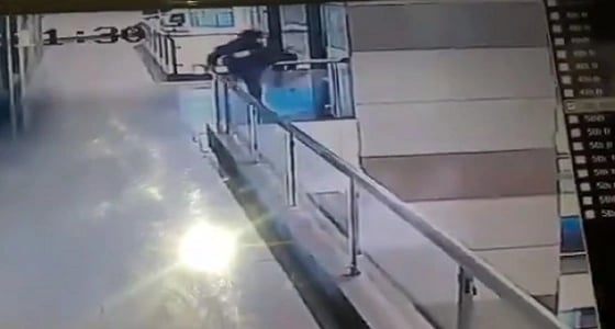 بالفيديو.. لحظة انتحار شاب من الطابق التاسع بمركز تجاري