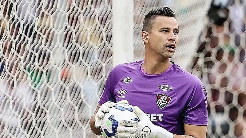 فابيو يتفوق على رونالدو ويدخل التاريخ