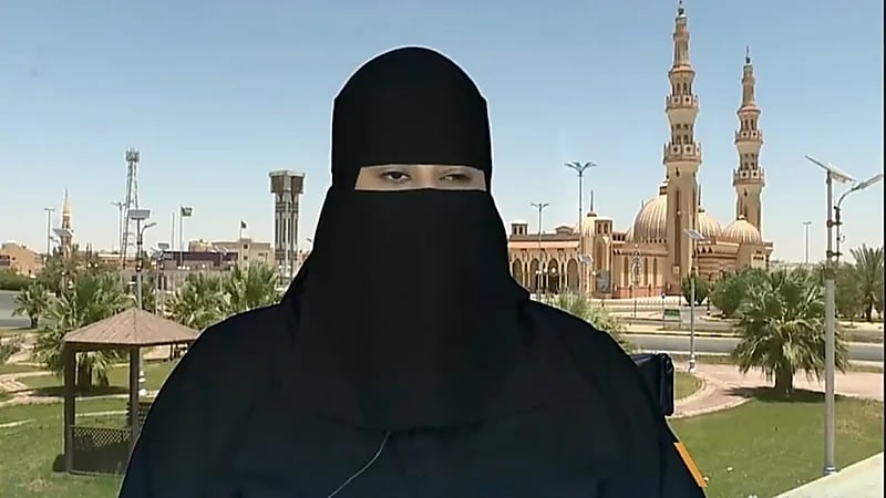 بالفيديو.. مواطنة تتحدى الإعاقة وتحصل على المرتبة الأولى في كلية إدارة الأعمال