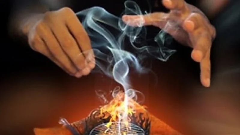 دجال يتورط في علاقة محرمة مع سيدة لجأت له