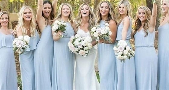 عارضات الأزياء العالميات يتألقن باللون الأزرق الترابي