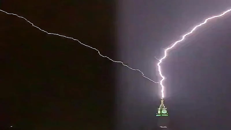 بالفيديو.. صاعقة تضرب برج الساعة في ‎مكة المكرمة