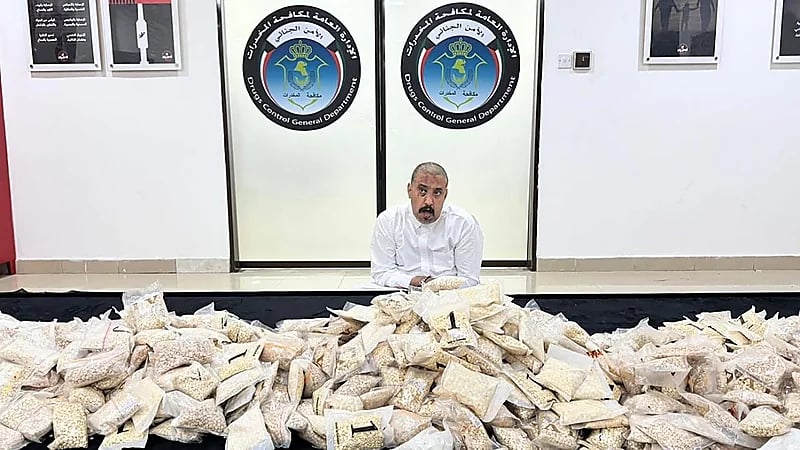 الإطاحة بمزور جنسية بحوزته مليون قرص كبتاجون في الكويت