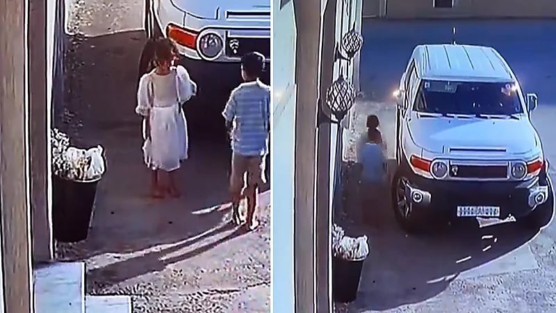 طفل يحمى أخته الصغيرة من الحر بعد أن علقوا بالشارع .. فيديو