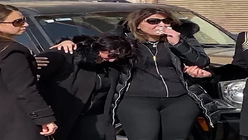 بالفيديو .. انهيار زوجة وائل الإبراشي عقب وصول جثمانه إلى مسقط رأسه