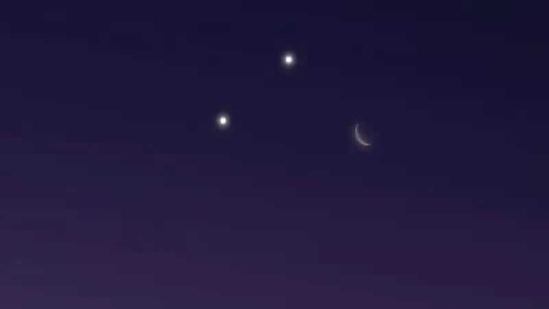 موعد رصد إقتران القمر بكوكب الزهرة