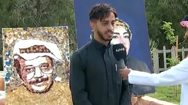 فنان يصنع لوحة فنية بالورود للراحل طلال مداح.. فيديو