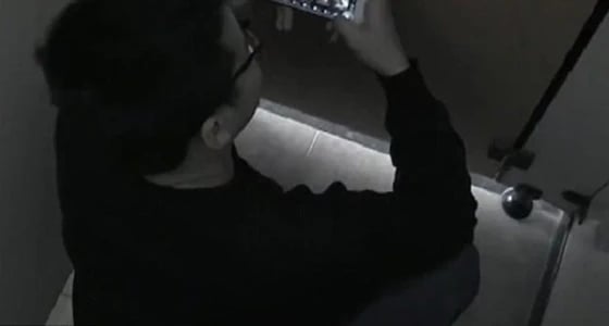 رجل يفقد جزء من جسده لكثرة جلوسه على المرحاض