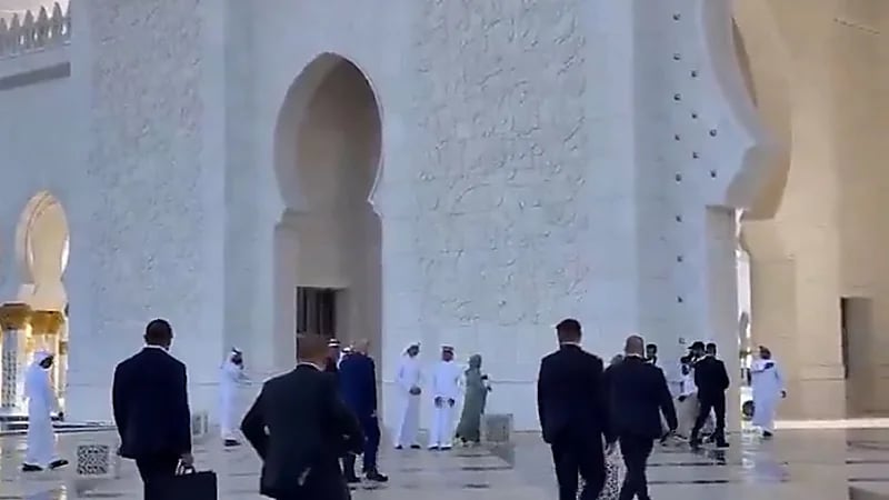 ترامب في جولة داخل مسجد الشيخ زايد في أبوظبي ..فيديو