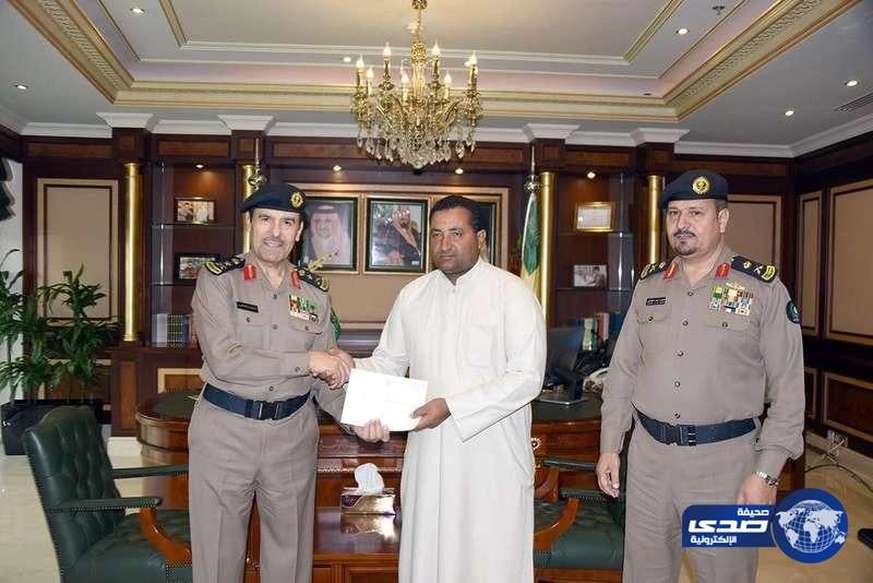 تنفيذاً لتوجيهات ولي العهد.. العمرو يكرِّم مقيماً سورياً أنقذ أسرة من حريق بالرياض