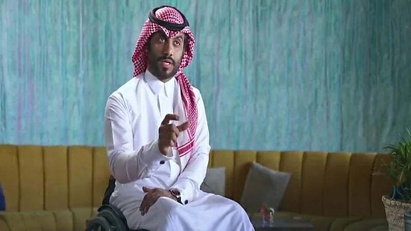 بالفيديو.. مواطن يحول كرسيه المتحرك إلى طاقة إيجابية