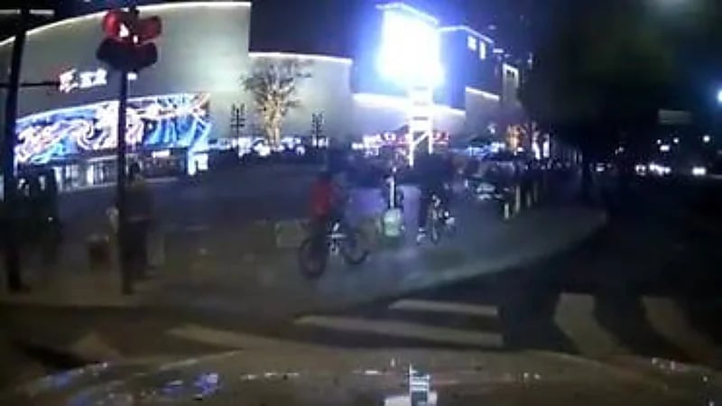 بالفيديو.. شاب يقتحم متجراً بسيارته ويدمره بسبب خطيبته