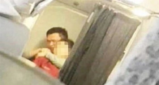 رجل يحتجز مضيفة طيران كرهينة بقلم