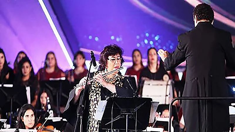 وزيرة مصرية تعزف خلف فرقة موسيقية