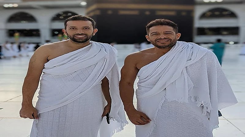 محمد حماقي يؤدي مناسك العمرة بعد حفل جدة