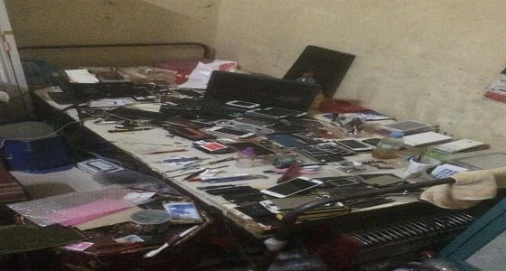 بالصور.. القبض على وافد حول شقته لمقر لبيع الجوالات بعرعر