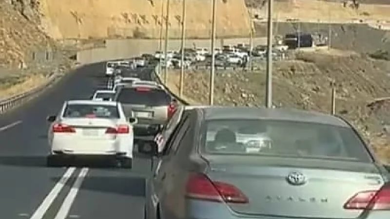 وفاة وإصابة 10 أشخاص إثر تصادم حافلة ومركبة بعسير