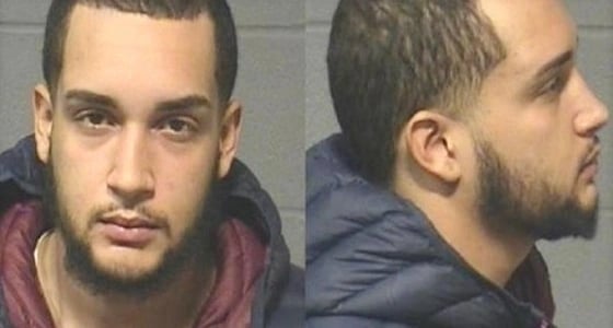 متهم يصل إلى المحكمة لنظر قضيته بسيارة مسروقة