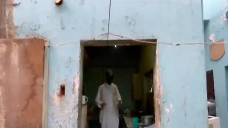 شاهد.. مخالفات في إسكان العمالة بالأحساء وتغريم المخالفين 