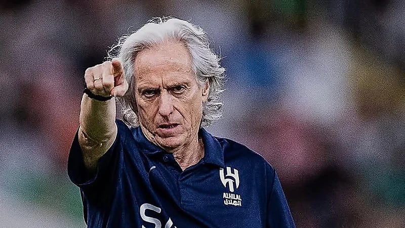 مصور برازيلي يستعيد ذكريات جيسوس في المملكة والأخير يتفاعل.. صورة