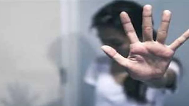 حارس عقار استدرج طالبة وهتك عرضها