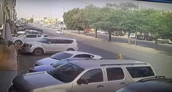 بالفيديو.. حادث عنيف لدورية مرور بشارع عام