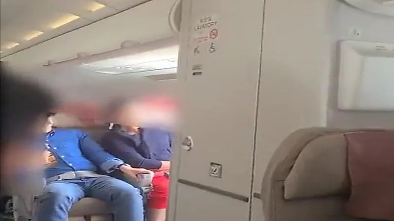 شاهد.. مسافر يفتح باب طائرة في الجو ويعرض حياة الجميع للخطر