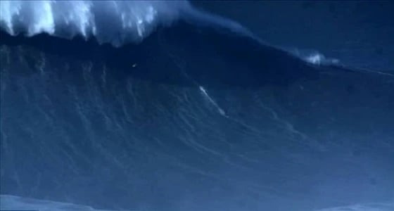 بالفيديو.. شاب يركب أعلى موجة في العالم