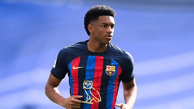 برشلونة يتلقى صدمة بعد إصابة مدافعه