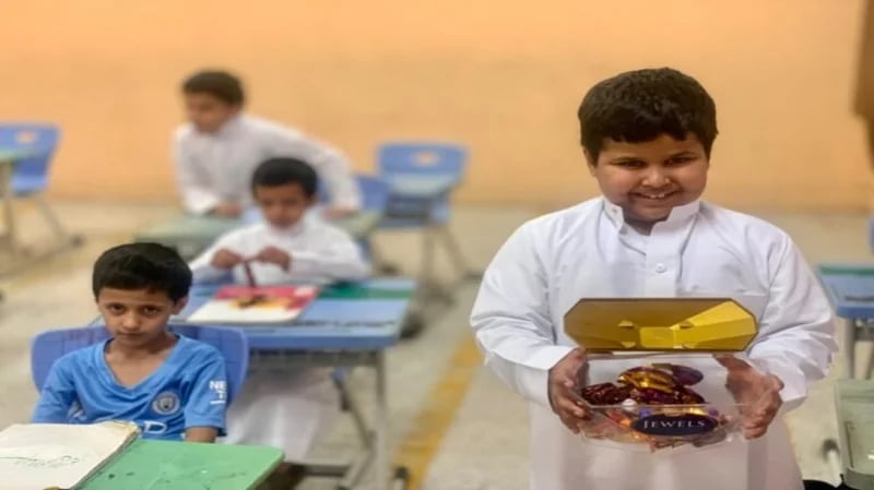 بالصور.. استقبال طلاب التعليم العام بالهدايا والحلوى