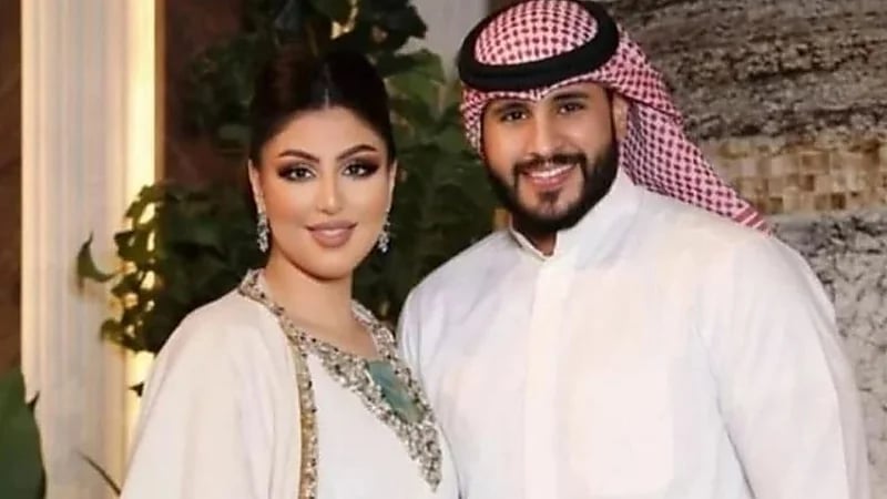 دانة الطويرش تمازح زوجها وتصفه بـ المتنمر وتشعل مواقع التواصل .. فيديو