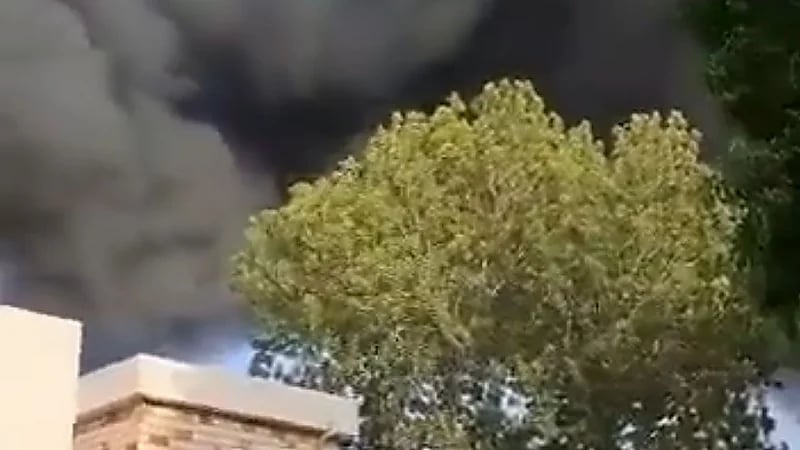 بالفيديو.. تصاعد أعمدة دخان قُرب سفارة الكويت بالخرطوم