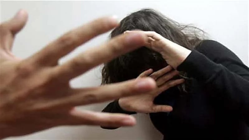 رجل يصفع فتاة مسيحية لأنها غير محجبة في مصر!