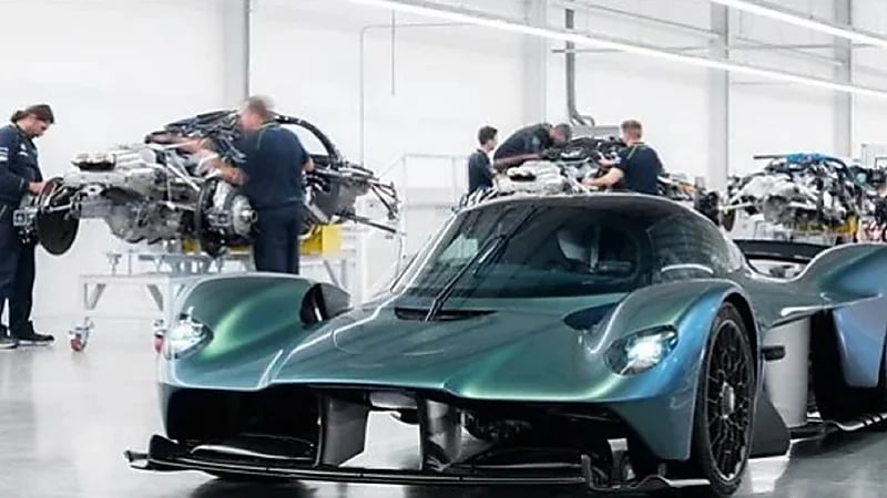 أستون مارتن تكشف عن أول سيارة خارقة من طراز فالكيري