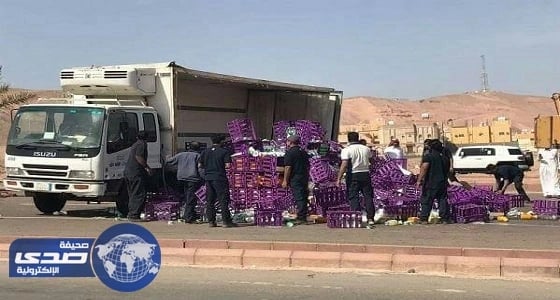 بالصور.. المرور يباشر انقلاب شاحنة بحقل