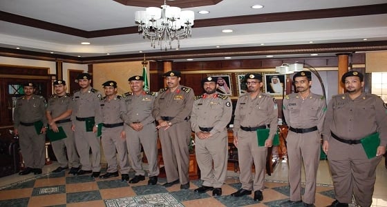 مدير شرطة تبوك يكرم منسوبي إدارة الأدلة الجنائية