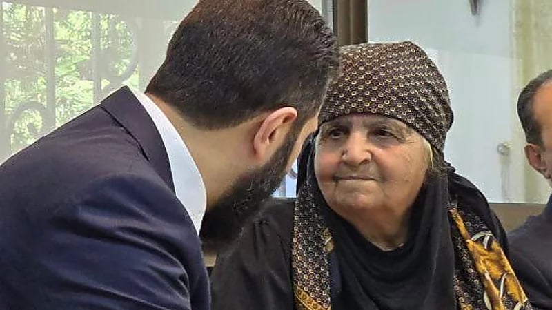 الرئيس السوري أحمد الشرع يزور عمته في درعا في لفتة عائلية مؤثرة .. فيديو