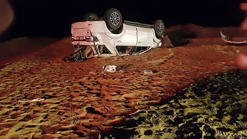 نجاة قائد مركبة بعد انقلابها قرب محايل عسير