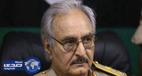 حفتر يناشد رجال الاعمال إيداع أموالهم بالمصارف لتخفيف أزمة السيولة