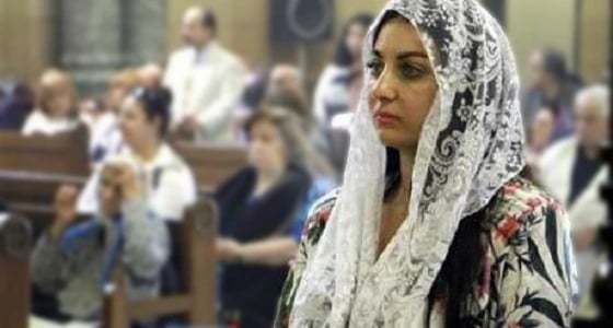 بالصور.. صافينار تثير الجدل بعد أدائها القداس داخل الكنيسة