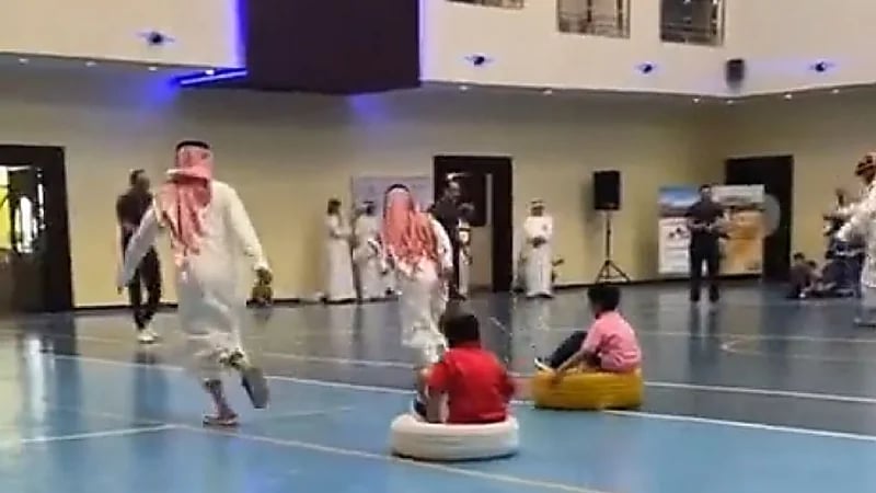 مشهد طريف لمجموعة آباء تشارك أطفالها الصغار في فعاليات ألعاب بداية العام الدراسي .. فيديو