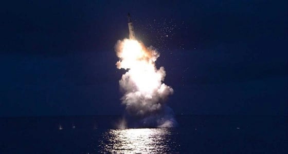 كوريا الشمالية تبني غواصة مزودة بصورايخ باليستية