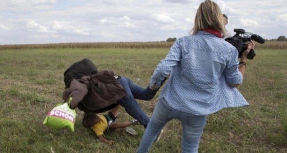 البرلمان المجري يحظر التعامل مع " صحفية " ركلت مهاجرا