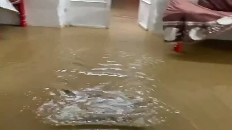 بالفيديو.. مياه السيول تداهم المنازل والطرقات في الدرب