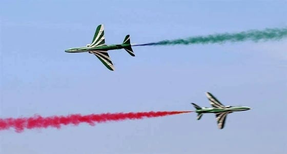 بالفيديو .. لوحات جمالية شكلتها صقور السعودية بحضور الملك