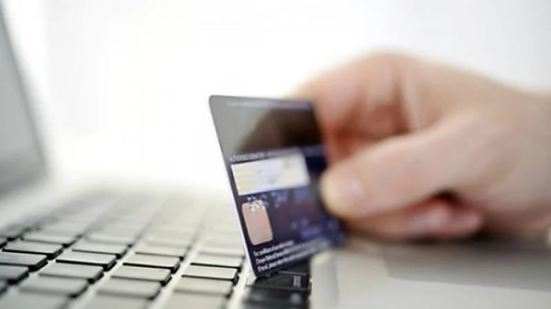 مواطن يتعرض لعملية احتيال من إنجلترا عبر بطاقته الائتمانية