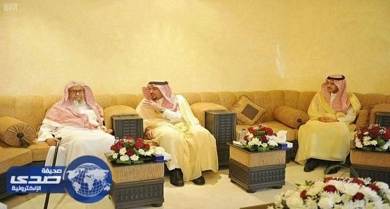 بالصور.. أمير القصيم يزور الشيخ الفوزان في منزله لتهنئته بعيد الفطر