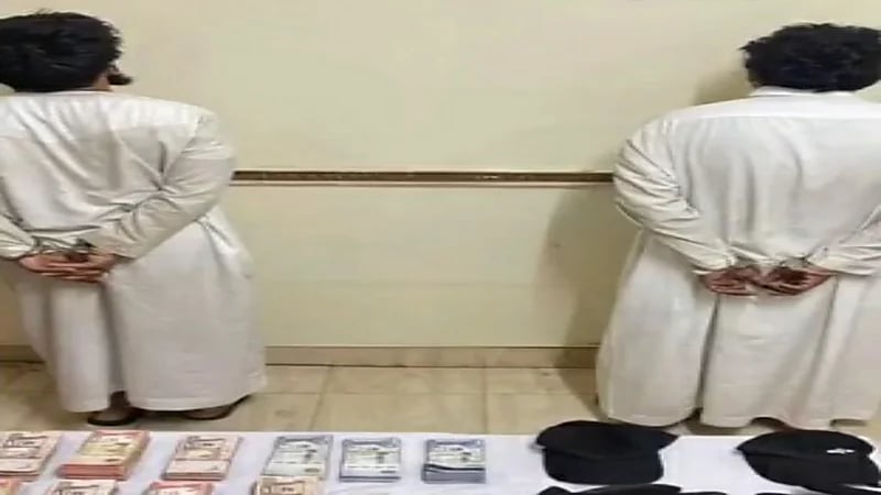 القبض على وافدين متورطين في سرقة صناديق الأموال بجهازين للصرف الآلي بالرياض " فيديو "