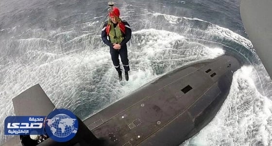 رئيس فرنسا معلقًا أسفل هيلكوبتر بعرض البحر