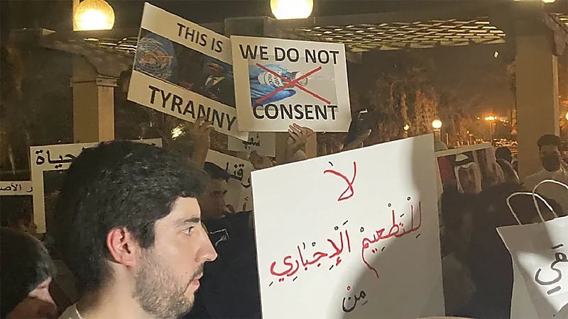 بالصور.. شيخ بالأسرة الحاكمة في الكويت يحمل ساطورًا أمام مجلس الأمة